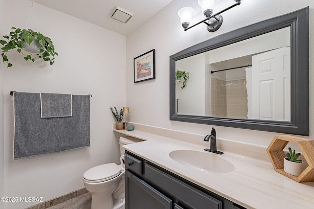 bathroom featuring toilet, baseboards, a shower with shower curtain, and vanity