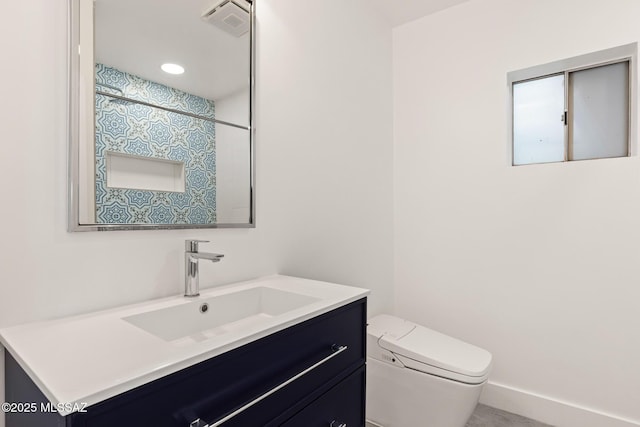 full bathroom featuring visible vents, toilet, a shower with curtain, recessed lighting, and vanity