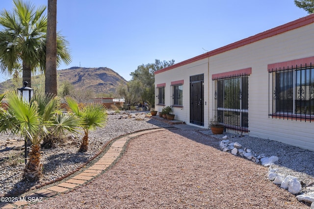 view of yard featuring a mountain view