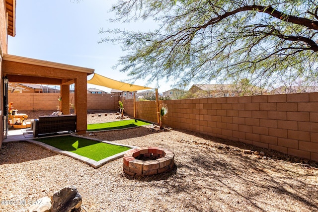 view of yard featuring an outdoor living space with a fire pit and a fenced backyard