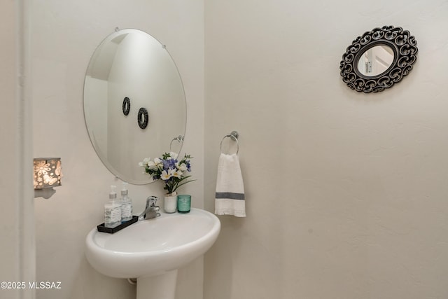 bathroom featuring a sink