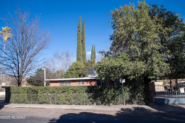 view of front of home with a fenced front yard