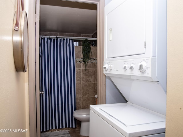 full bathroom featuring toilet, a shower with shower curtain, and stacked washer and clothes dryer