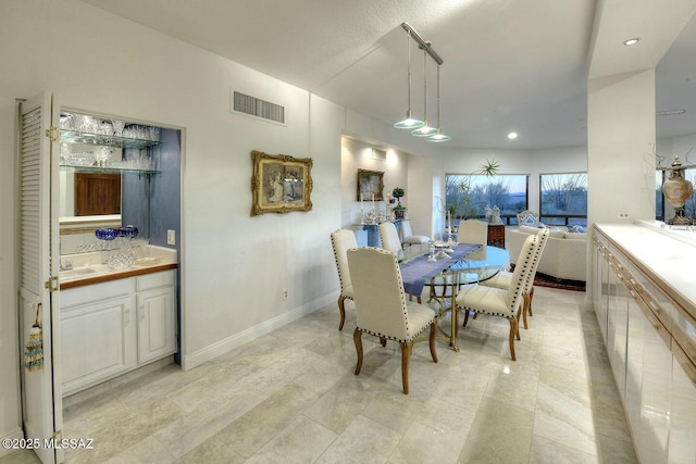 dining area with baseboards, visible vents, and recessed lighting