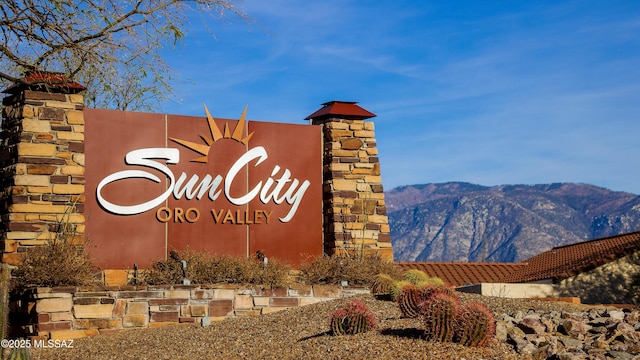 community / neighborhood sign featuring a mountain view