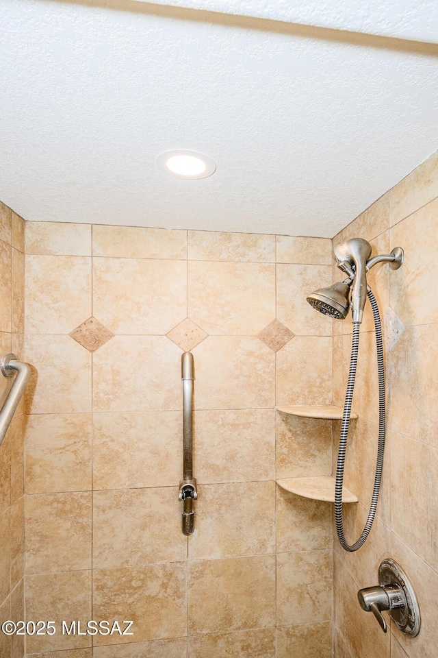 room details featuring tiled shower