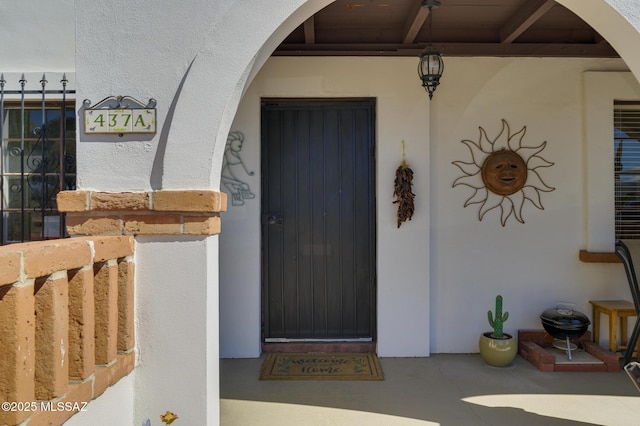 property entrance featuring stucco siding