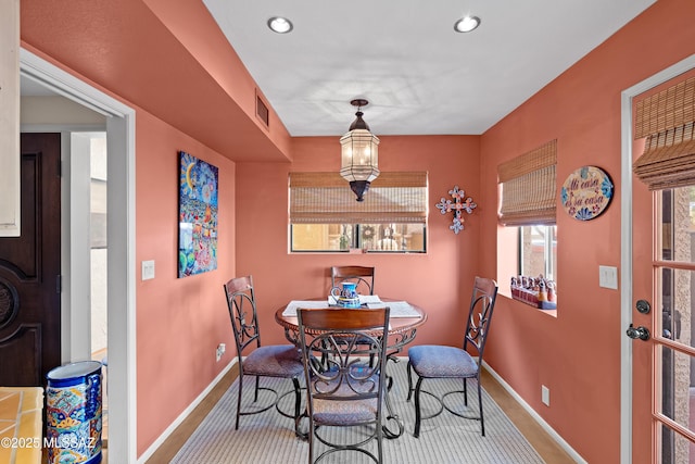 dining space featuring visible vents, baseboards, and recessed lighting