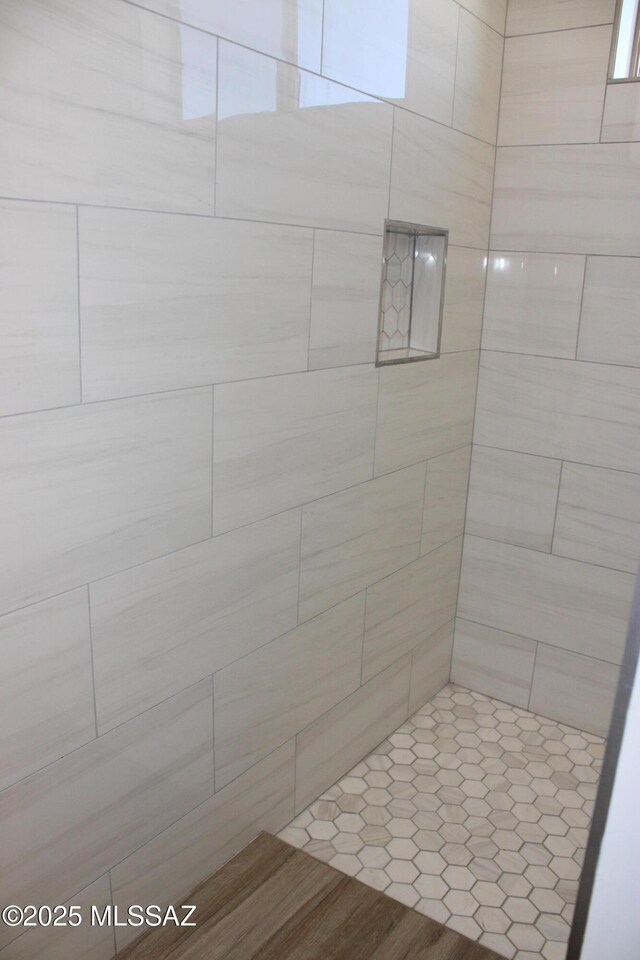 full bathroom featuring a tile shower