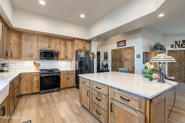 16 Star View Dr, Sonoita, AZ 85637 - kitchen featuring stainless steel appliances, light wood finished floors, backsplash, light countertops, and a center island