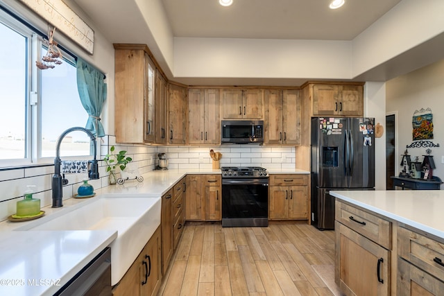 16 Star View Dr, Sonoita, AZ 85637 - kitchen with appliances with stainless steel finishes, a sink, light wood-style floors, backsplash, and light countertops