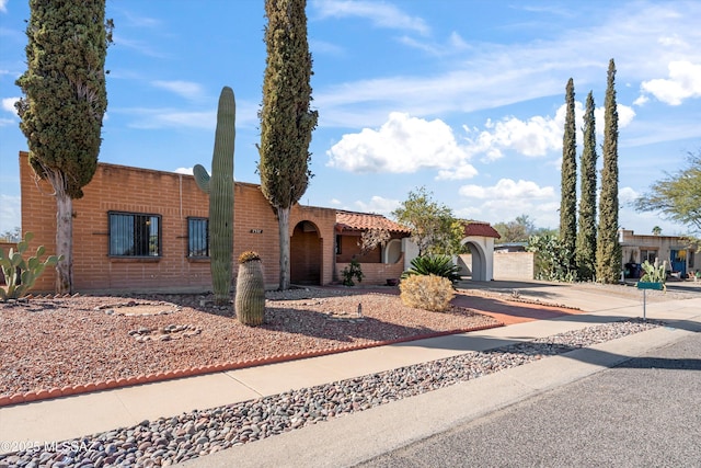 view of front facade with a garage and driveway