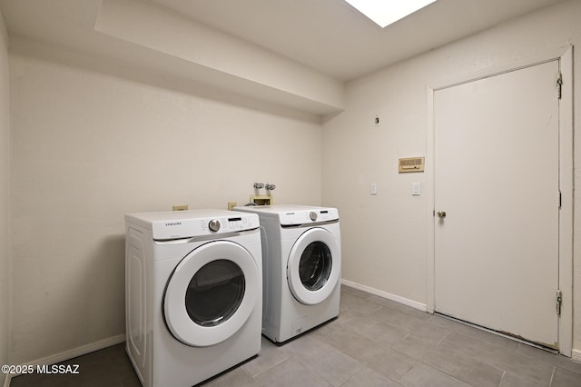 laundry area with laundry area, independent washer and dryer, and baseboards