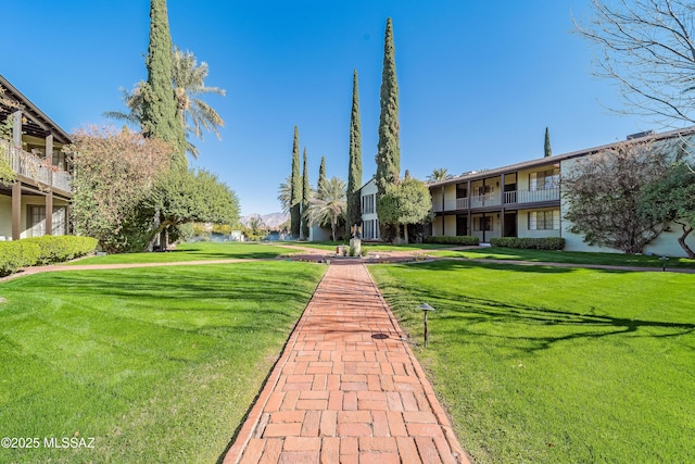 view of property's community featuring a lawn