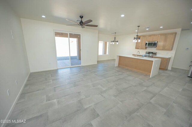 empty room with baseboards, ceiling fan, visible vents, and recessed lighting