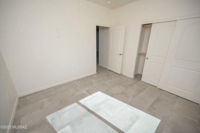 empty room with baseboards, visible vents, and ceiling fan