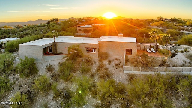 birds eye view of property featuring a mountain view