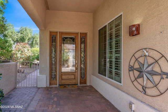 view of exterior entry with stucco siding