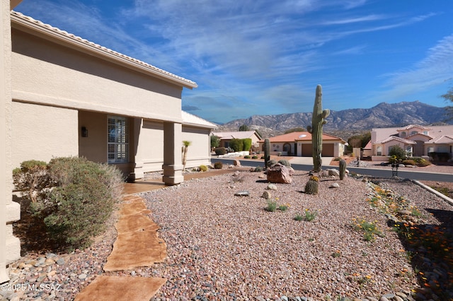 view of yard with a residential view and a mountain view