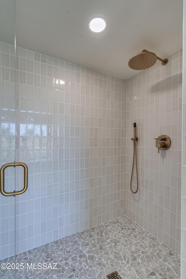 full bathroom featuring a tile shower