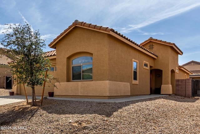 view of front facade with driveway and stucco siding