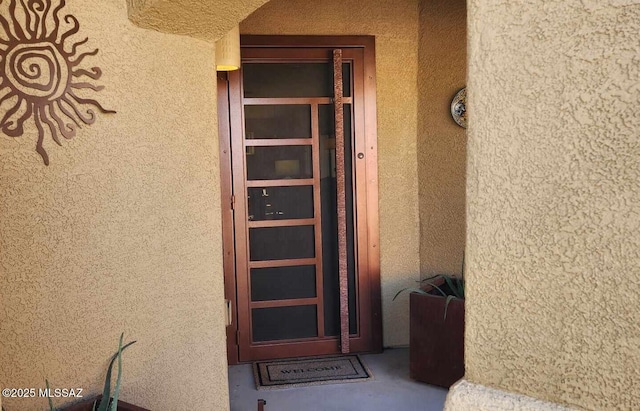 property entrance featuring stucco siding