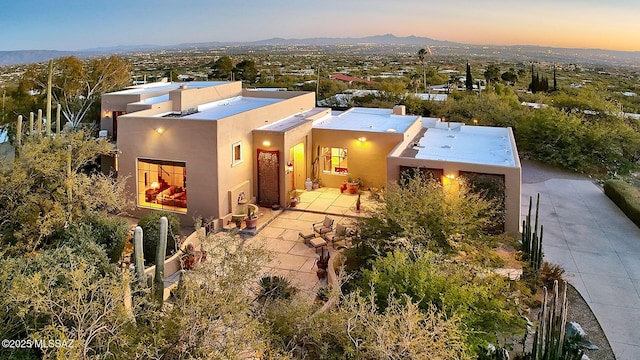 view of front facade featuring a mountain view and stucco siding