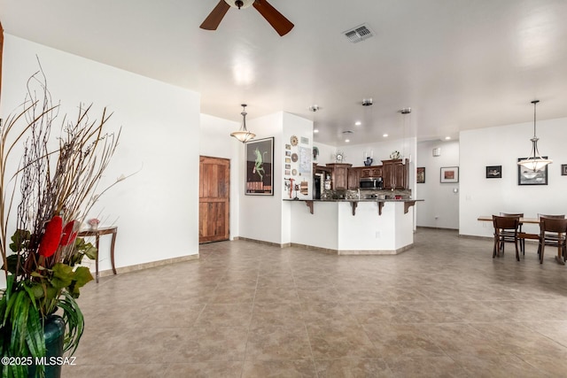 living room with a ceiling fan, recessed lighting, visible vents, and baseboards