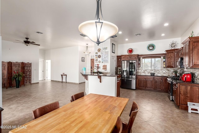 kitchen featuring visible vents, appliances with stainless steel finishes, ceiling fan, and backsplash