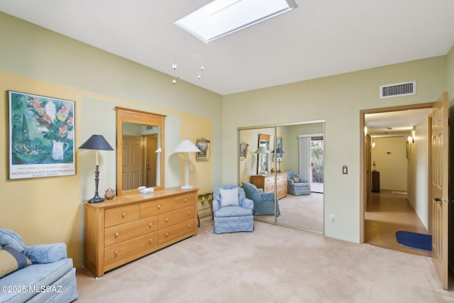 living area with visible vents, light carpet, and a skylight