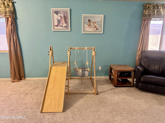 living area with carpet floors and baseboards