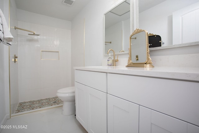 full bath featuring toilet, visible vents, a tile shower, and vanity