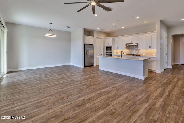 30776 S Sand Hurst Ln, Oracle, AZ 85623 - kitchen featuring appliances with stainless steel finishes, under cabinet range hood, white cabinetry, ceiling fan, and backsplash