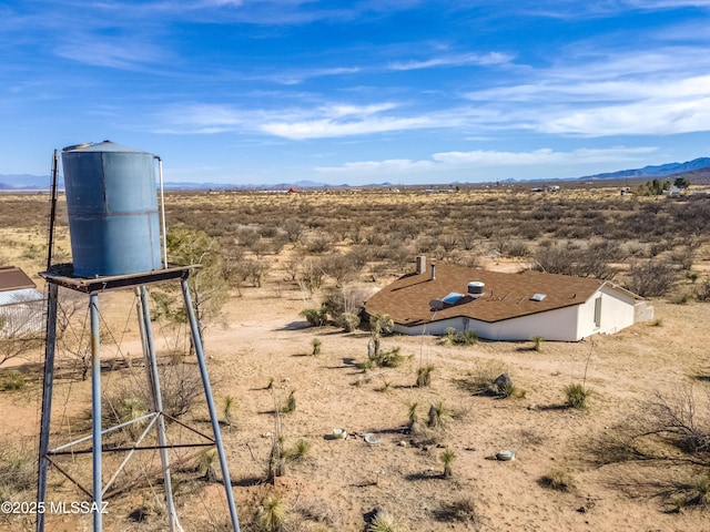 view of yard with a mountain view