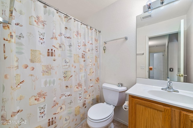 full bath with toilet, visible vents, a shower with shower curtain, and vanity