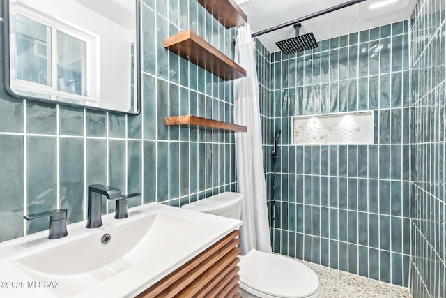 full bath with toilet, tasteful backsplash, a tile shower, and tile walls