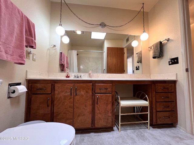 full bath with toilet, a shower with curtain, visible vents, and vanity