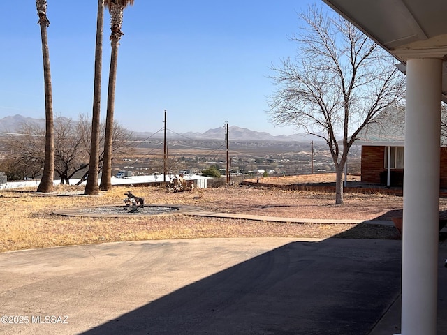 view of yard featuring a mountain view