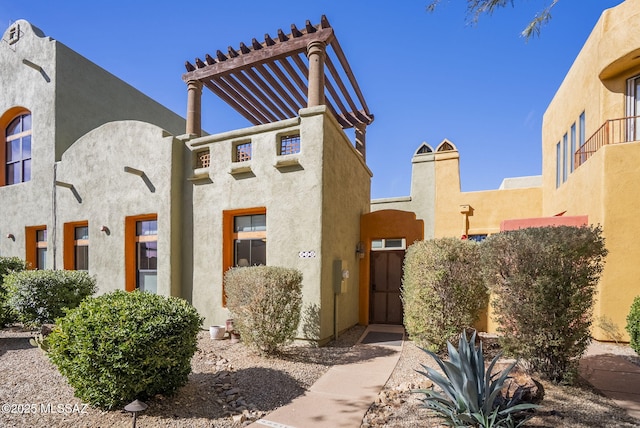 view of front facade featuring stucco siding