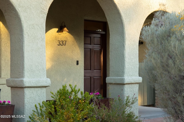 property entrance featuring stucco siding