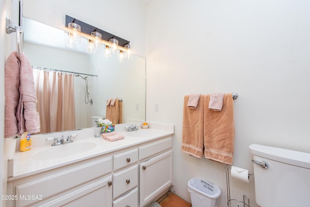 full bath featuring a shower with curtain, a sink, toilet, and double vanity