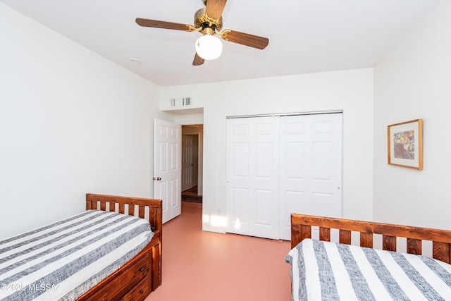 bedroom featuring a ceiling fan, finished concrete floors, a closet, and visible vents