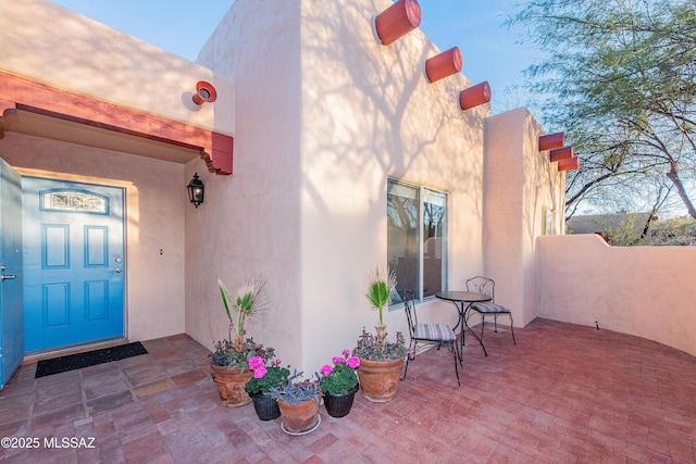 view of exterior entry with stucco siding