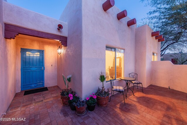 view of exterior entry with stucco siding