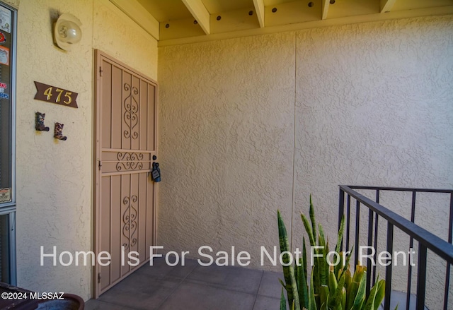 property entrance featuring stucco siding