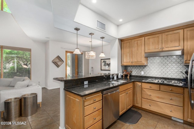 kitchen with visible vents, a peninsula, stainless steel appliances, under cabinet range hood, and a sink