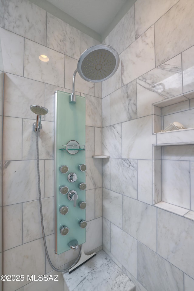 full bathroom featuring a tile shower