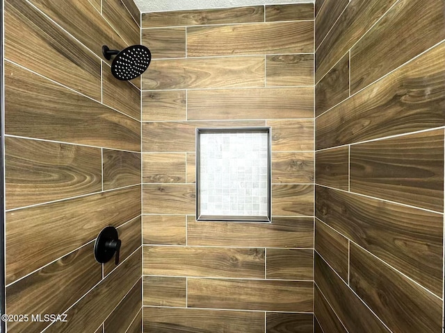 bathroom featuring tiled shower