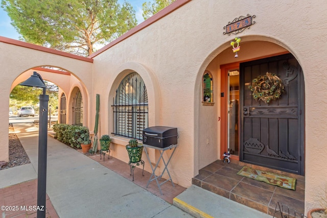 property entrance featuring stucco siding