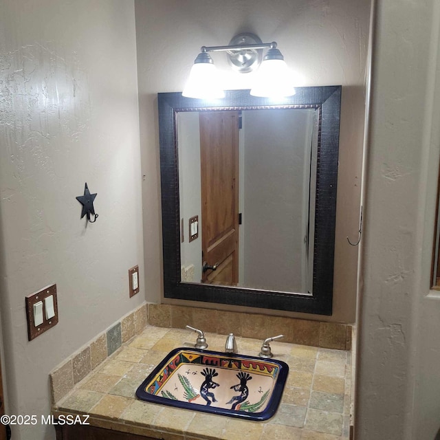 bathroom featuring a sink